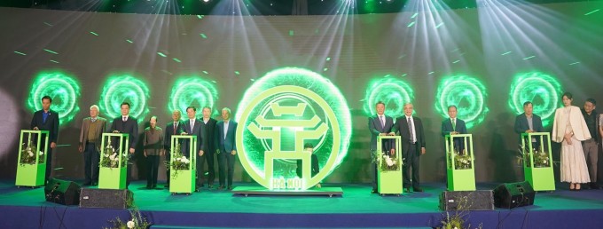 Khoảnh khắc bấm nút phát động chiến dịch Vì Thủ đô trong xanh. Ảnh: Vingroup