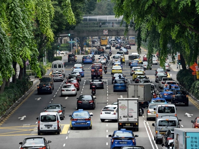 Ôtô trên đường phố Singapore. Ảnh: AFP