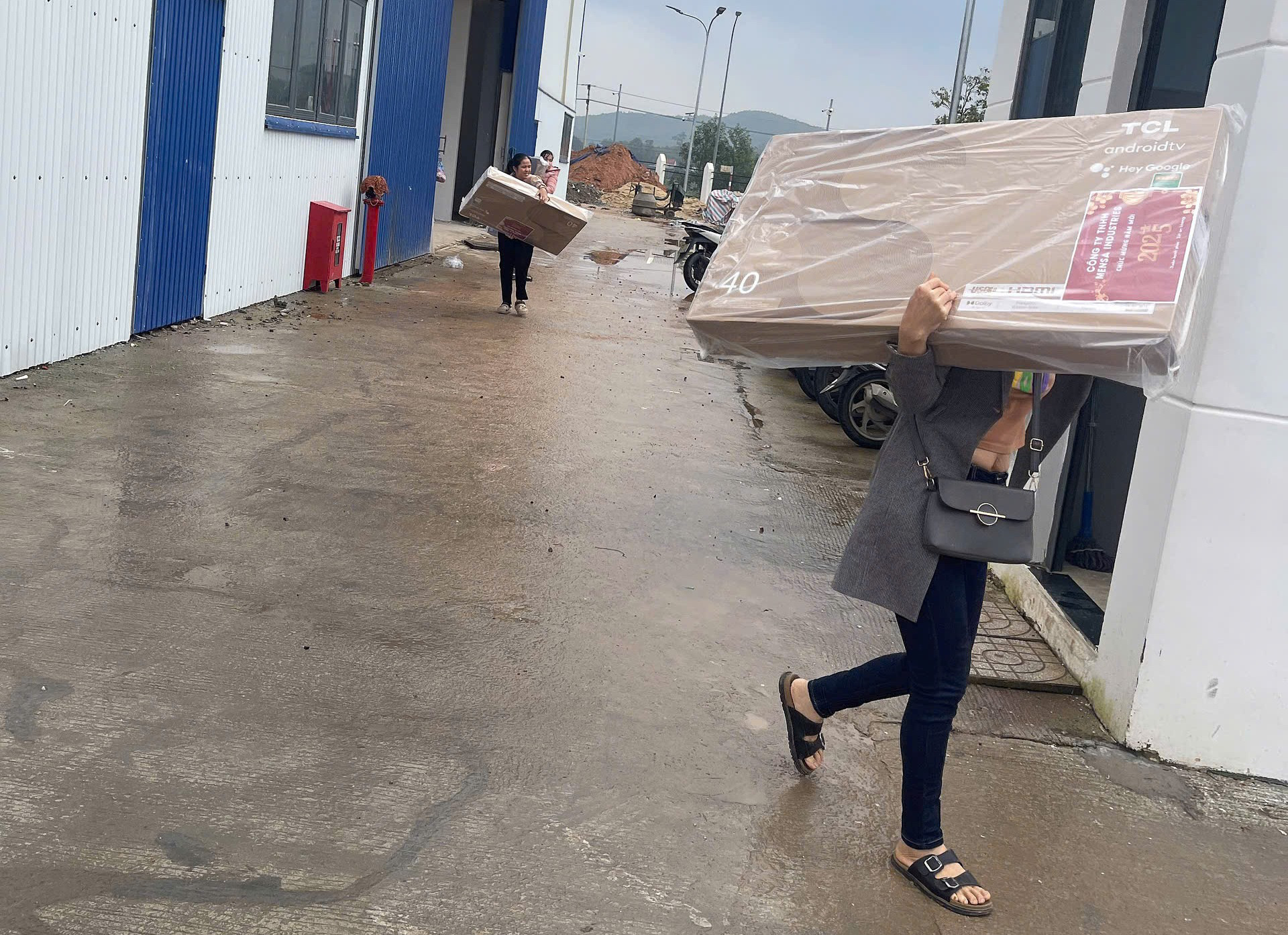 Một công ty tặng 4.400 công nhân mỗi người một tivi - Ảnh 2.