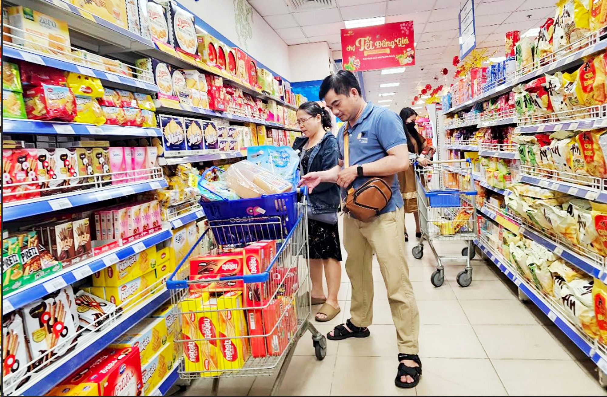 Giảm giá thêm nhưng bánh kẹo, bia... vẫn ngóng khách - Ảnh 1. Giảm giá thêm nhưng bánh kẹo, bia... vẫn ngóng khách - Ảnh 1.