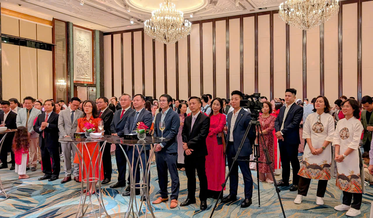 'Ông đồ AI' cho chữ thư pháp tại 'Tết xửa Tết xưa' ở Singapore - Ảnh 4. 'Ông đồ AI' cho chữ thư pháp tại 'Tết xửa Tết xưa' ở Singapore - Ảnh 4.
