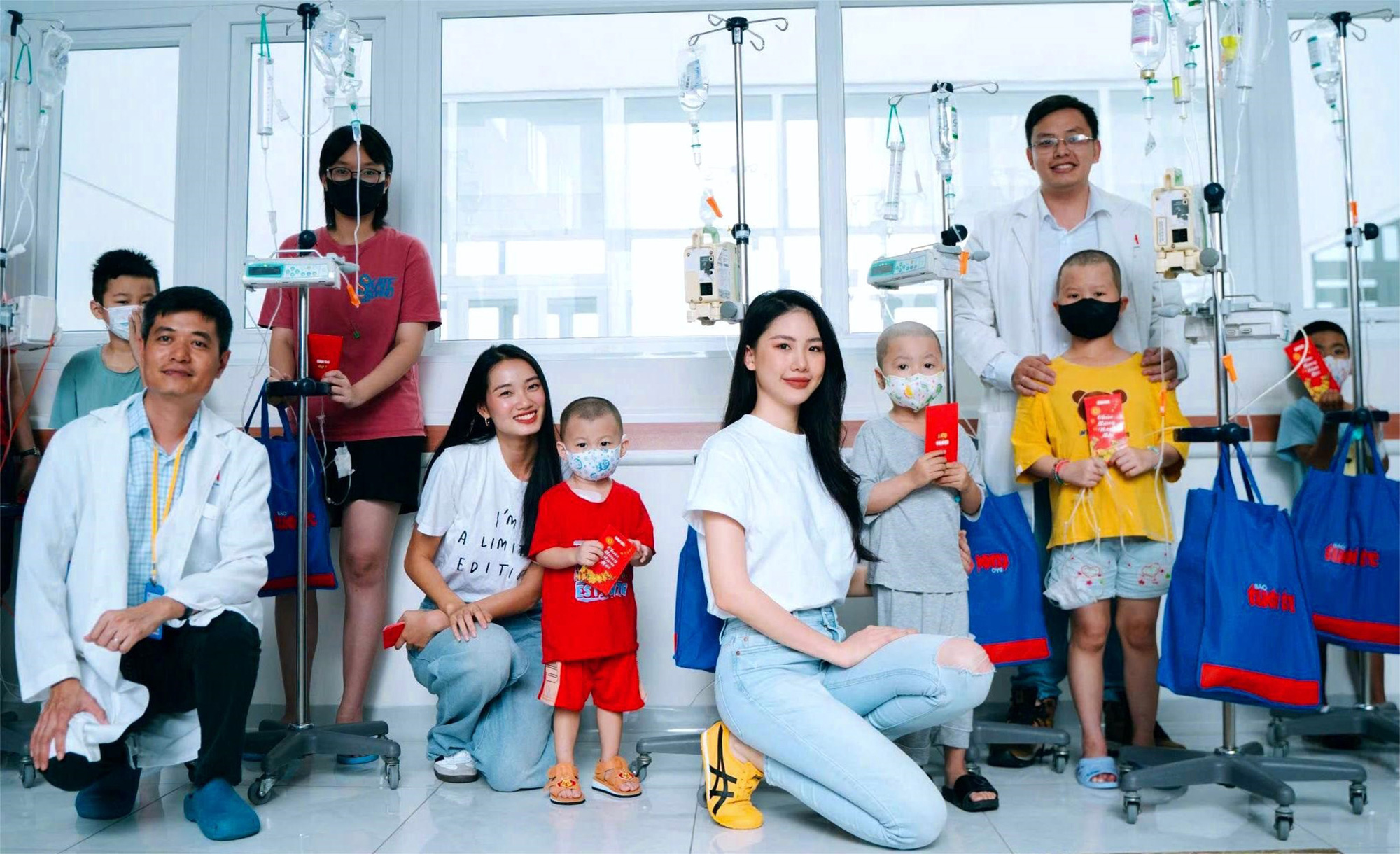 Yêu thương đong đầy cho bệnh nhi - Ảnh 1. Yêu thương đong đầy cho bệnh nhi - Ảnh 1.