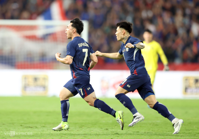 Supachok Sarachat mừng bàn nâng tỷ số 2-1 vào lưới Việt Nam ở lượt về chung kết ASEAN Cup 2024. Ảnh: Đức Đồng