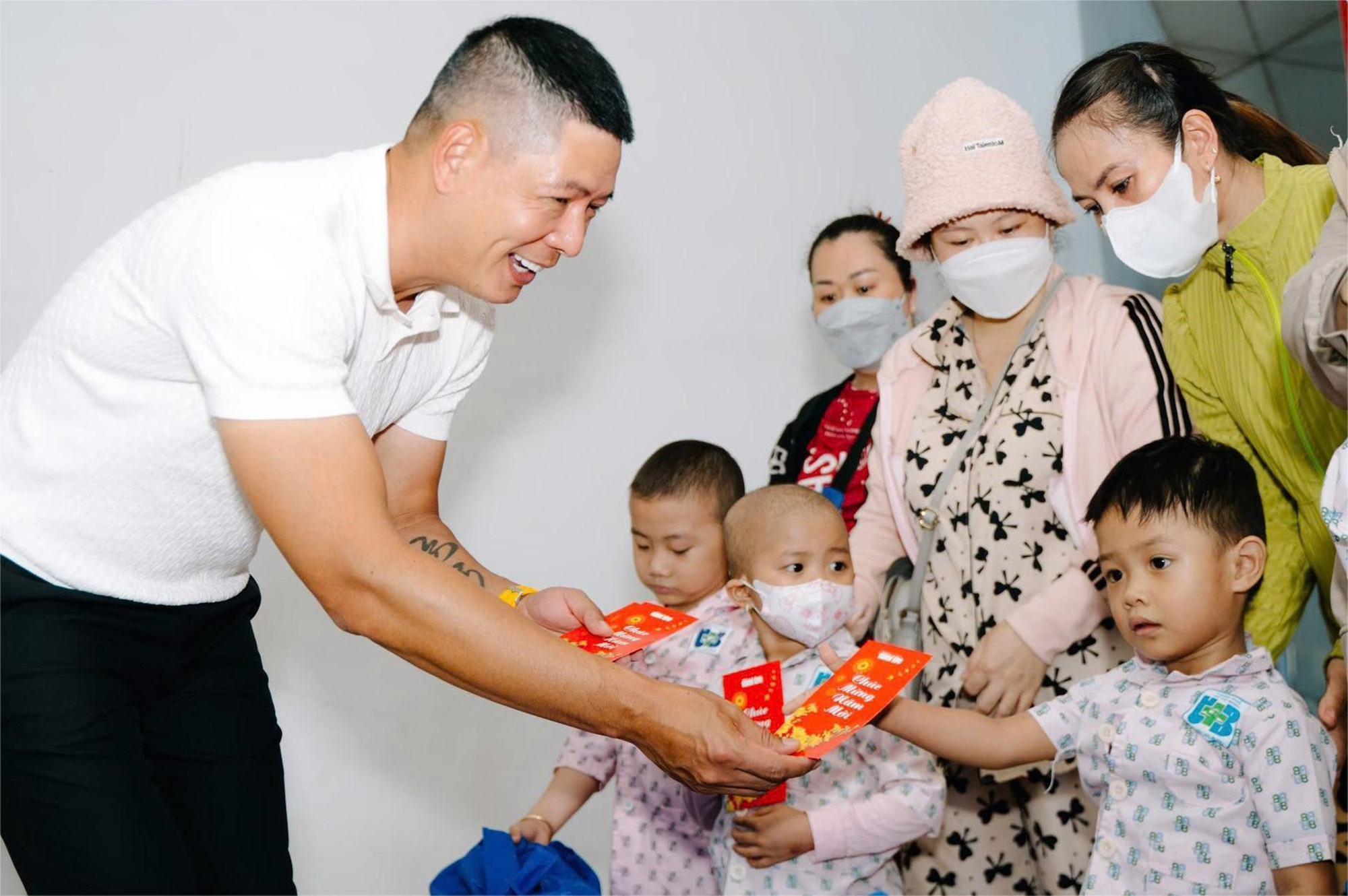 Yêu thương đong đầy cho bệnh nhi - Ảnh 2. Yêu thương đong đầy cho bệnh nhi - Ảnh 2.