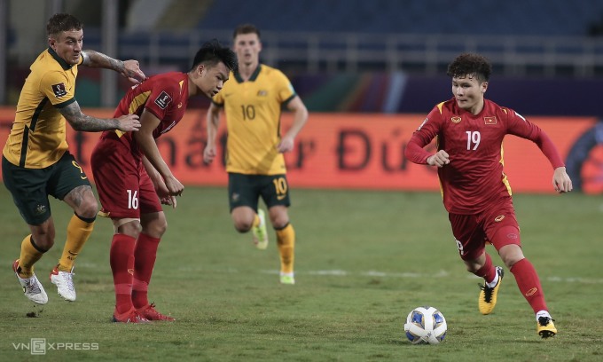 Australia (áo vàng) trong trận thắng Việt Nam 1-0 trên sân Mỹ Đình, Hà Nội, tại vòng loại ba, khu vực châu Á, World Cup 2022, tối 7/9/2021. Ảnh: Lâm Thoả