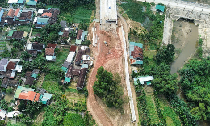 Vị trí lô đất nằm sát mé đường dẫn của cầu. Ảnh: Phạm Linh