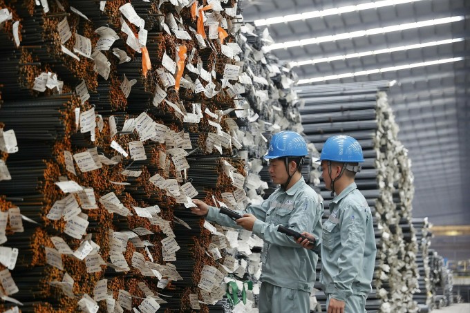 Nhân viên Hòa Phát đang kiểm tra sản phẩm thép tại nhà máy. Ảnh: HPG