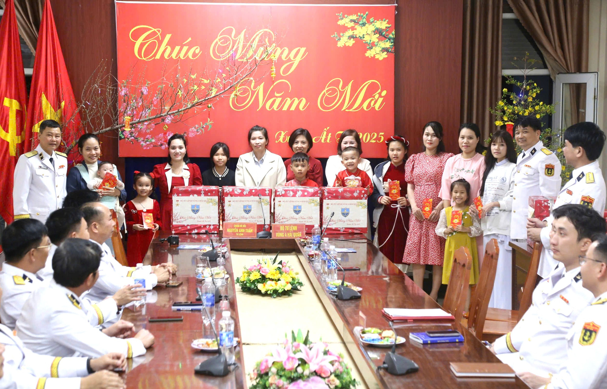 Vùng 4 Hải quân chúc Tết trực tuyến các đơn vị đang thực hiện nhiệm vụ trên biển - Ảnh 3. Vùng 4 Hải quân chúc Tết trực tuyến các đơn vị đang thực hiện nhiệm vụ trên biển - Ảnh 3.