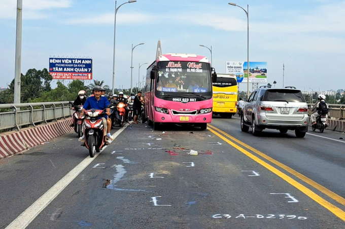 Vụ va chạm liên hoàn giữa xe khách, ôtô 5 chỗ và xe máy trên cầu Rạch Miễu. Ảnh: Thường Sơn