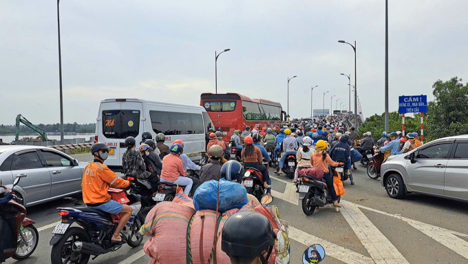 Ô tô, xe máy chen chúc nhau qua cầu trưa Mùng 2 Tết. Ảnh: Thường Sơn