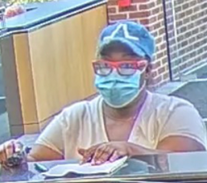 Ciara Brascom cầm súng chỉ về phía giao dịch viên, đưa tờ giấy viết Đưa tôi tiền. Ảnh: Princeton NJ Police Department