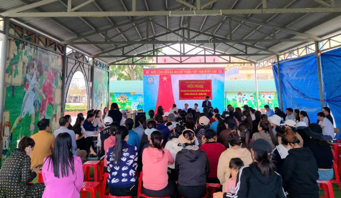 Phụ huynh đối thoại với lãnh đạo thị xã Ba Đồn. Ảnh: Vạn An