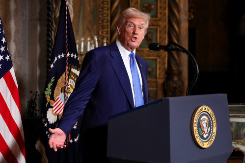 Tổng thống Mỹ Donald Trump phát biểu tại dinh thự Mar-a-Lago ở Palm Beach, Florida, ngày 18/2. Ảnh: Reuters