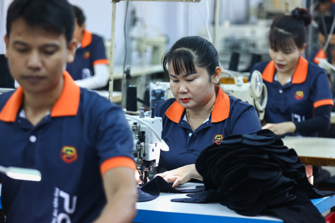 Công nhân làm việc tại công ty may mặc, sản xuất phụ kiện thể thao Polaris, quận Tân Phú. Ảnh: Quỳnh Trần
