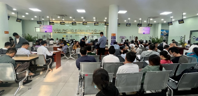 Người dân đi làm thủ tục đất đai tại Chi nhánh văn phòng đăng ký đất đai TP Thủ Đức. Ảnh: Phương Uyên