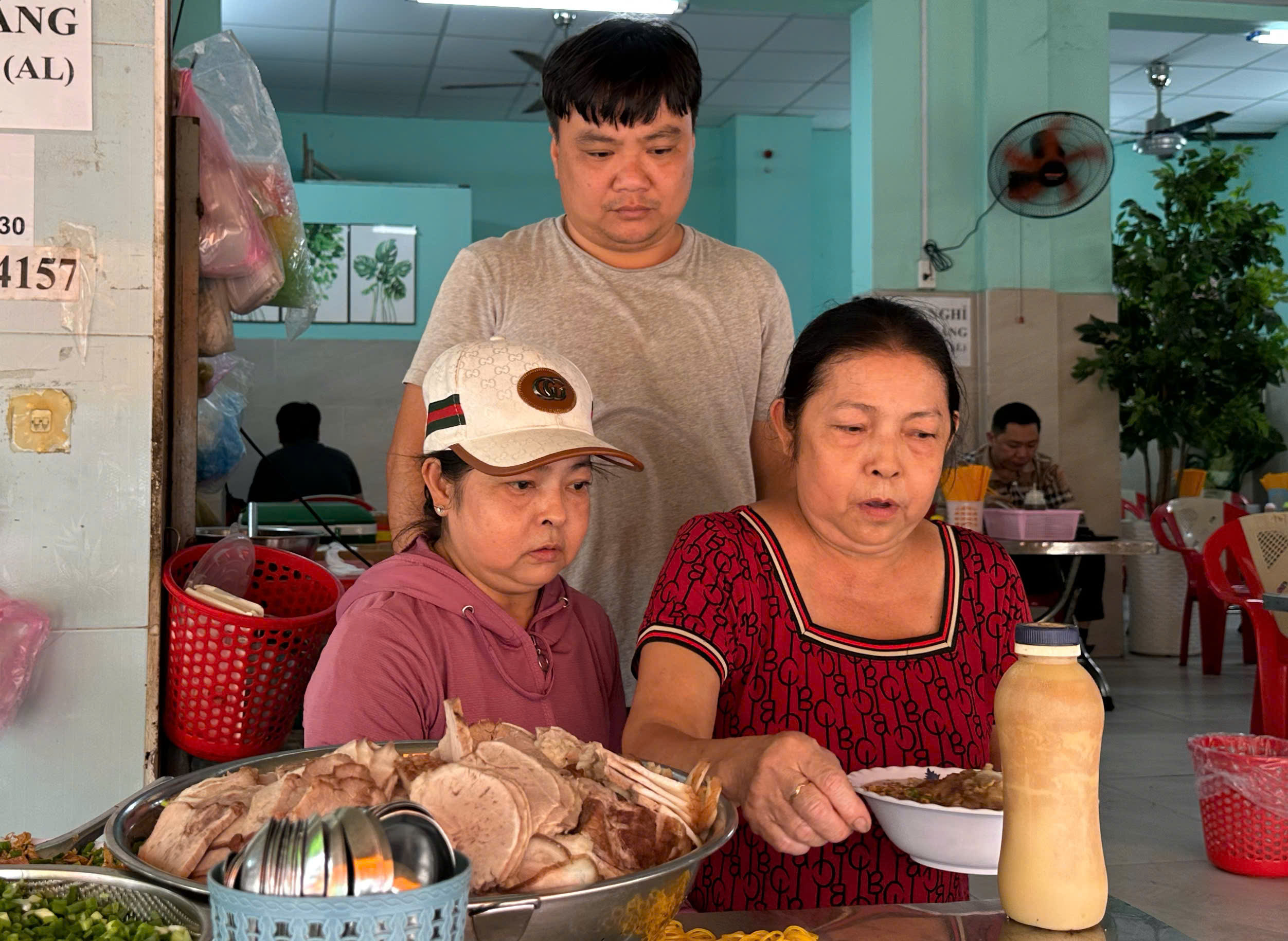 Bánh canh nửa thế kỷ của 3 chị em ở TP.HCM: Khách sốc vì… 'giò heo siêu to'- Ảnh 2. Bánh canh nửa thế kỷ của 3 chị em ở TP.HCM: Khách sốc vì… 'giò heo siêu to'- Ảnh 2.