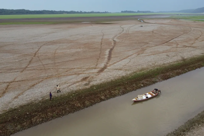 Ngư dân đẩy thuyền trong cảnh hạn hán ở Manaus, bang Amazonas, Brazil, ngày 24/9/2024. Ảnh: AP