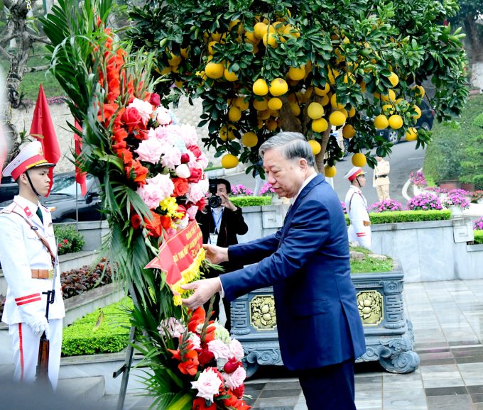 Tổng Bí thư Tô Lâm dâng hoa tưởng nhớ Chủ tịch Hồ Chí Minh tại Hà Giang, sáng 6/2. Ảnh: Báo Hà Giang