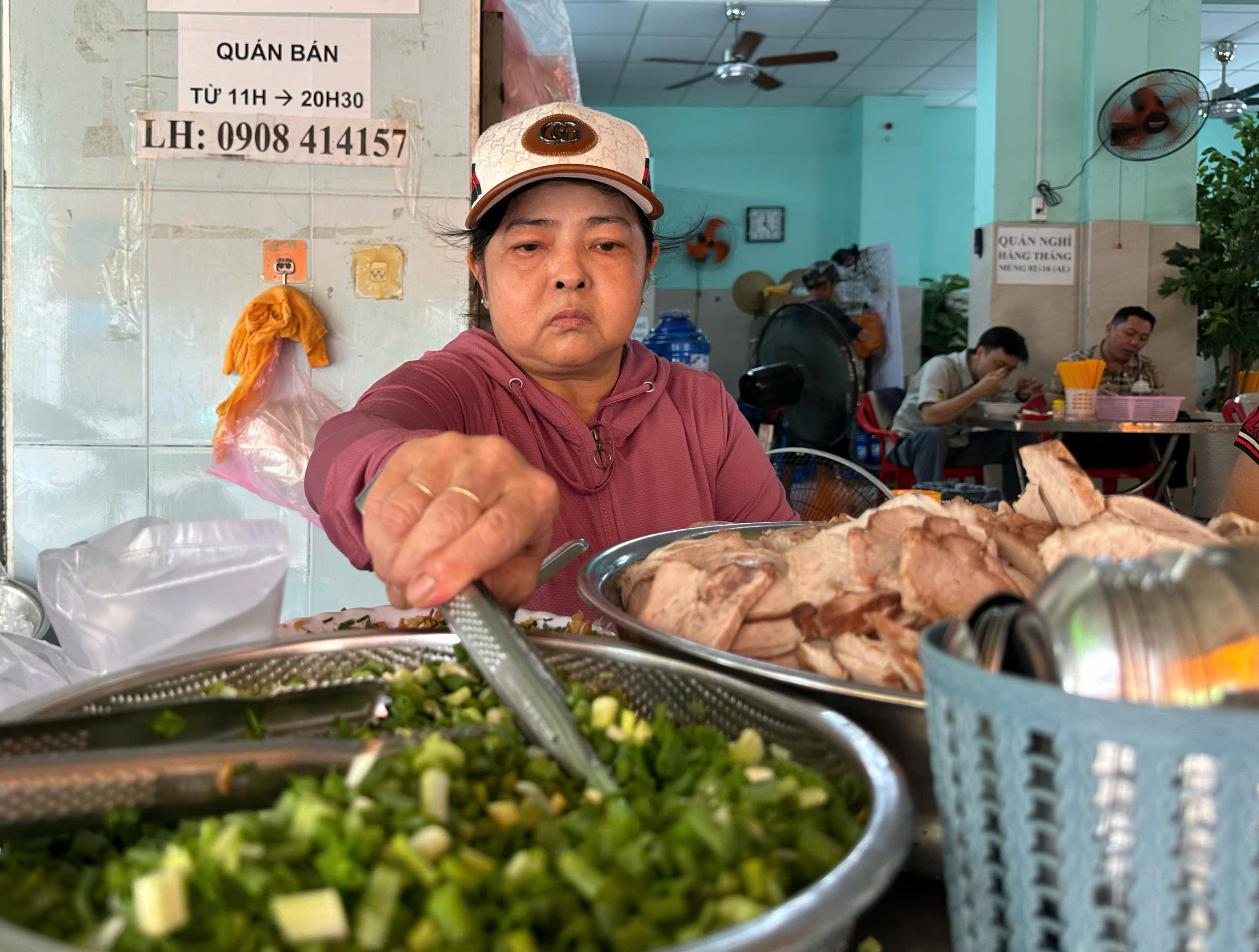 Bánh canh nửa thế kỷ của 3 chị em ở TP.HCM: Khách sốc vì… 'giò heo siêu to'- Ảnh 4. Bánh canh nửa thế kỷ của 3 chị em ở TP.HCM: Khách sốc vì… 'giò heo siêu to'- Ảnh 4.