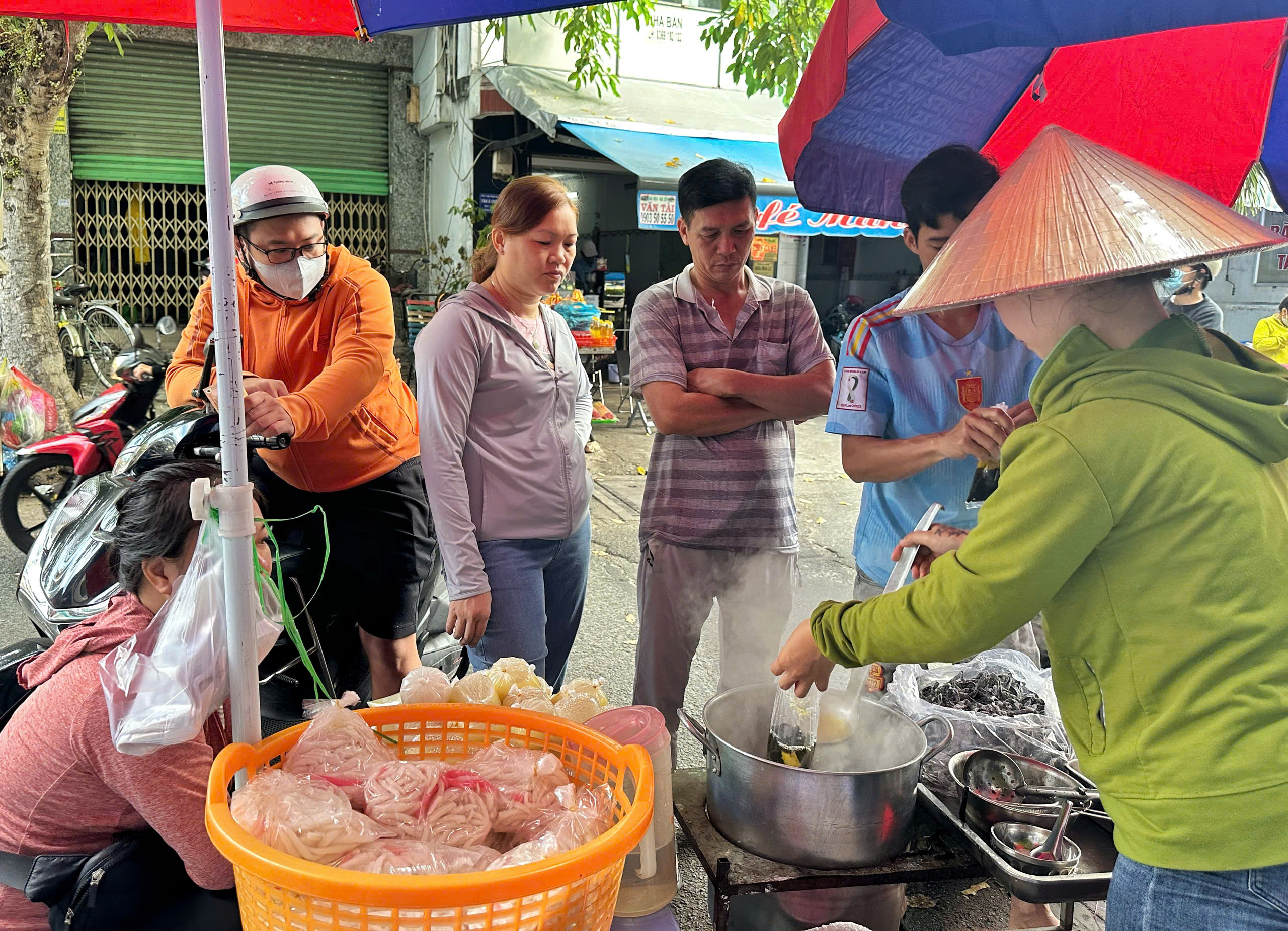 Quán… chè 'phân gà' ở TP.HCM: Chỉ bán 2 ngày/tháng nhưng khách luôn chật kín- Ảnh 3. Quán… chè 'phân gà' ở TP.HCM: Chỉ bán 2 ngày/tháng nhưng khách luôn chật kín- Ảnh 3.