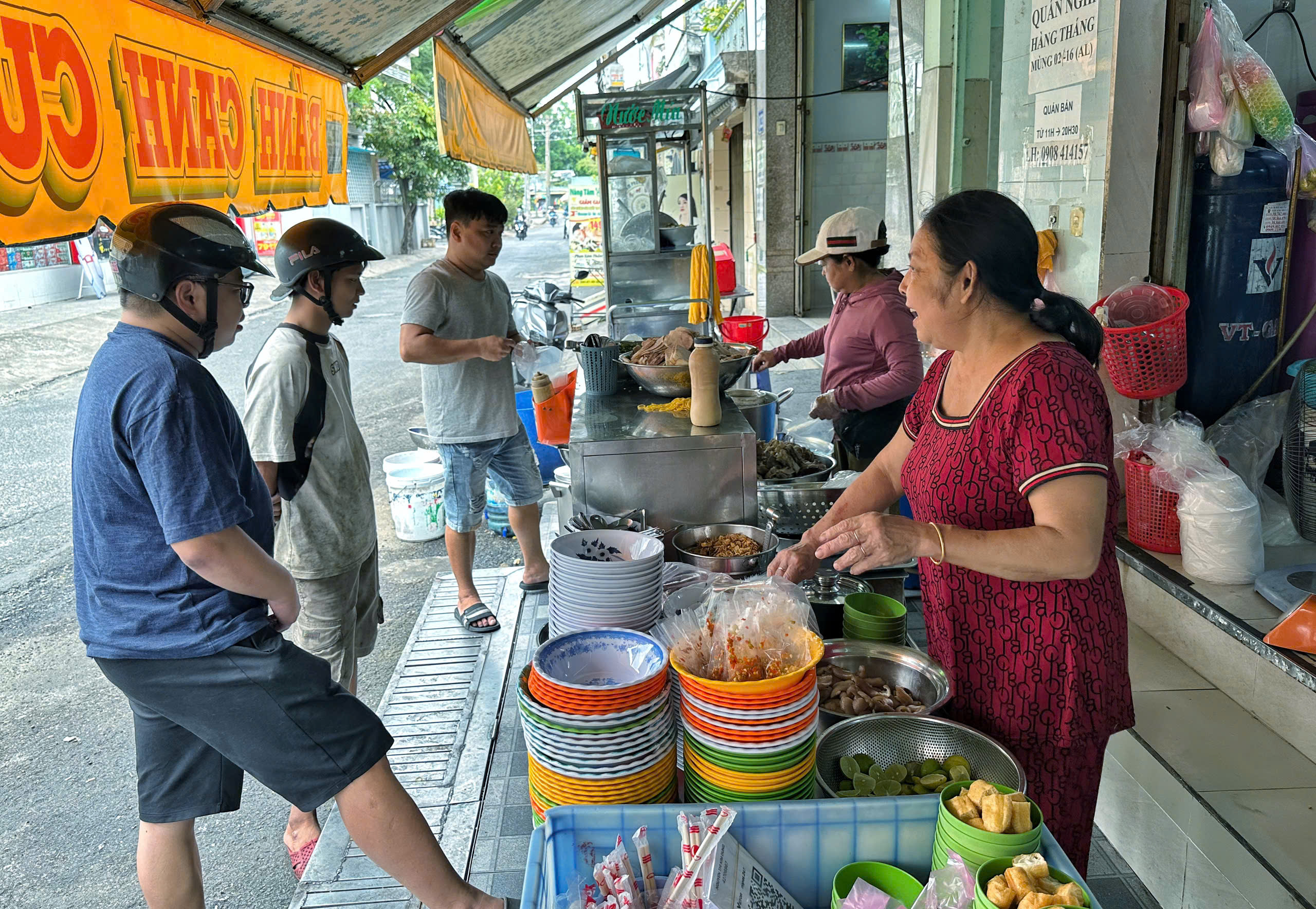 Bánh canh nửa thế kỷ của 3 chị em ở TP.HCM: Khách sốc vì… 'giò heo siêu to'- Ảnh 3. Bánh canh nửa thế kỷ của 3 chị em ở TP.HCM: Khách sốc vì… 'giò heo siêu to'- Ảnh 3.