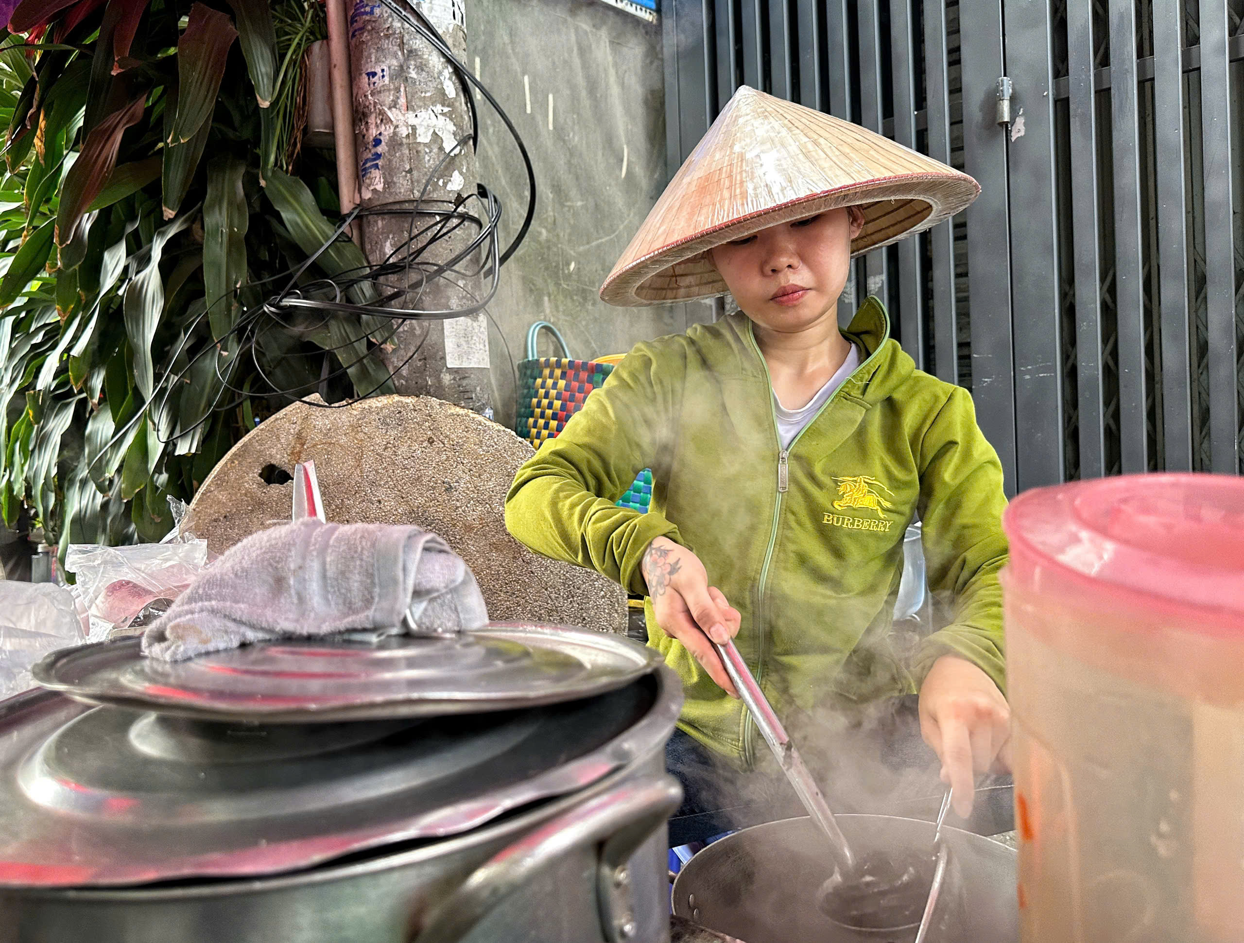 Quán… chè 'phân gà' ở TP.HCM: Chỉ bán 2 ngày/tháng nhưng khách luôn chật kín- Ảnh 4. Quán… chè 'phân gà' ở TP.HCM: Chỉ bán 2 ngày/tháng nhưng khách luôn chật kín- Ảnh 4.