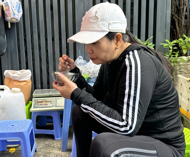 Quán… chè 'phân gà' ở TP.HCM: Chỉ bán 2 ngày/tháng nhưng khách luôn chật kín- Ảnh 5. Quán… chè 'phân gà' ở TP.HCM: Chỉ bán 2 ngày/tháng nhưng khách luôn chật kín- Ảnh 5.