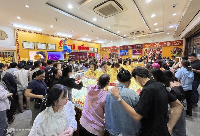 Một trong hai cửa hàng của Mi Hồng (quận Bình Thạnh, TP HCM) chật kín khách chiều tối 7/2. Ảnh: Quỳnh Trang