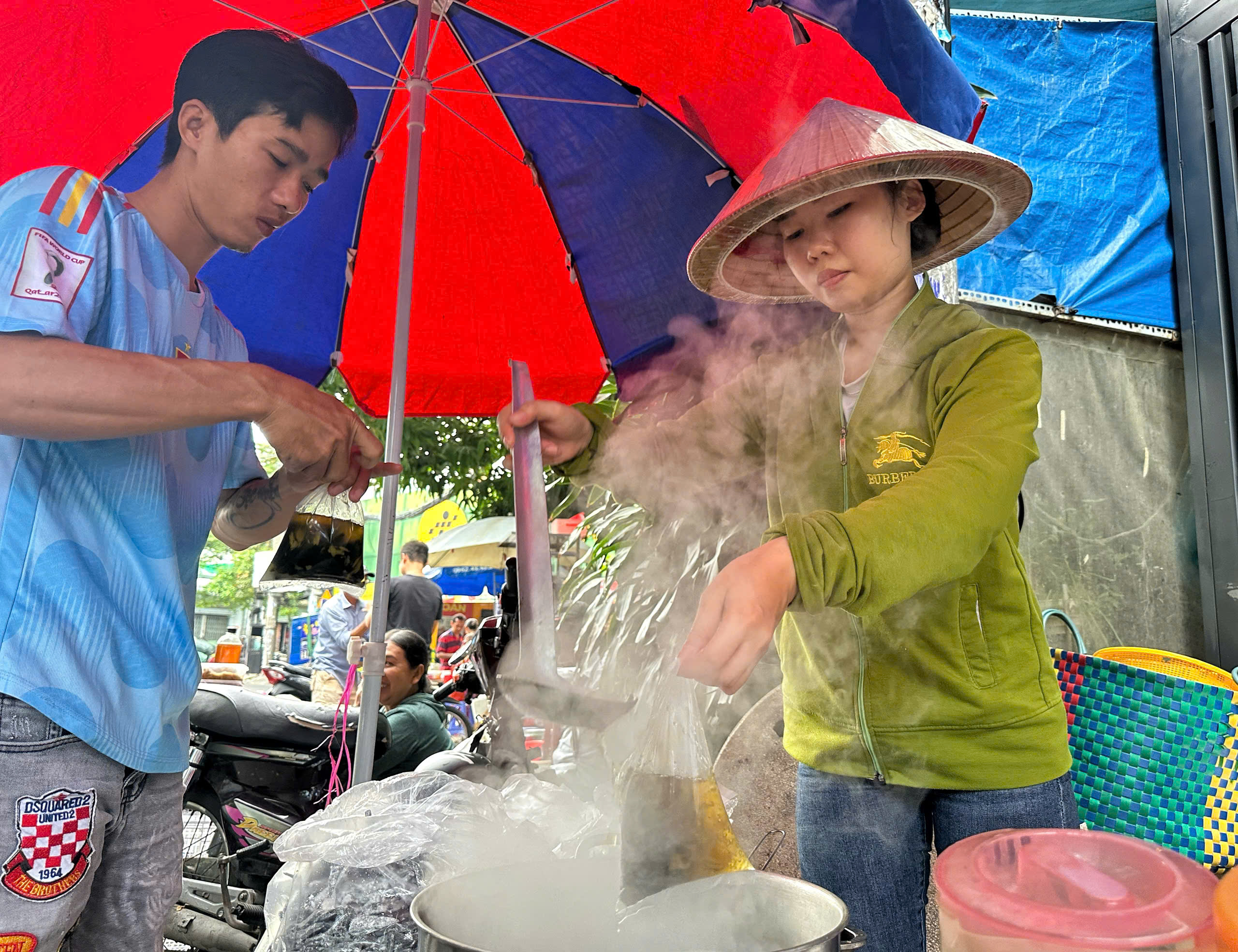 Quán… chè 'phân gà' ở TP.HCM: Chỉ bán 2 ngày/tháng nhưng khách luôn chật kín- Ảnh 7. Quán… chè 'phân gà' ở TP.HCM: Chỉ bán 2 ngày/tháng nhưng khách luôn chật kín- Ảnh 7.