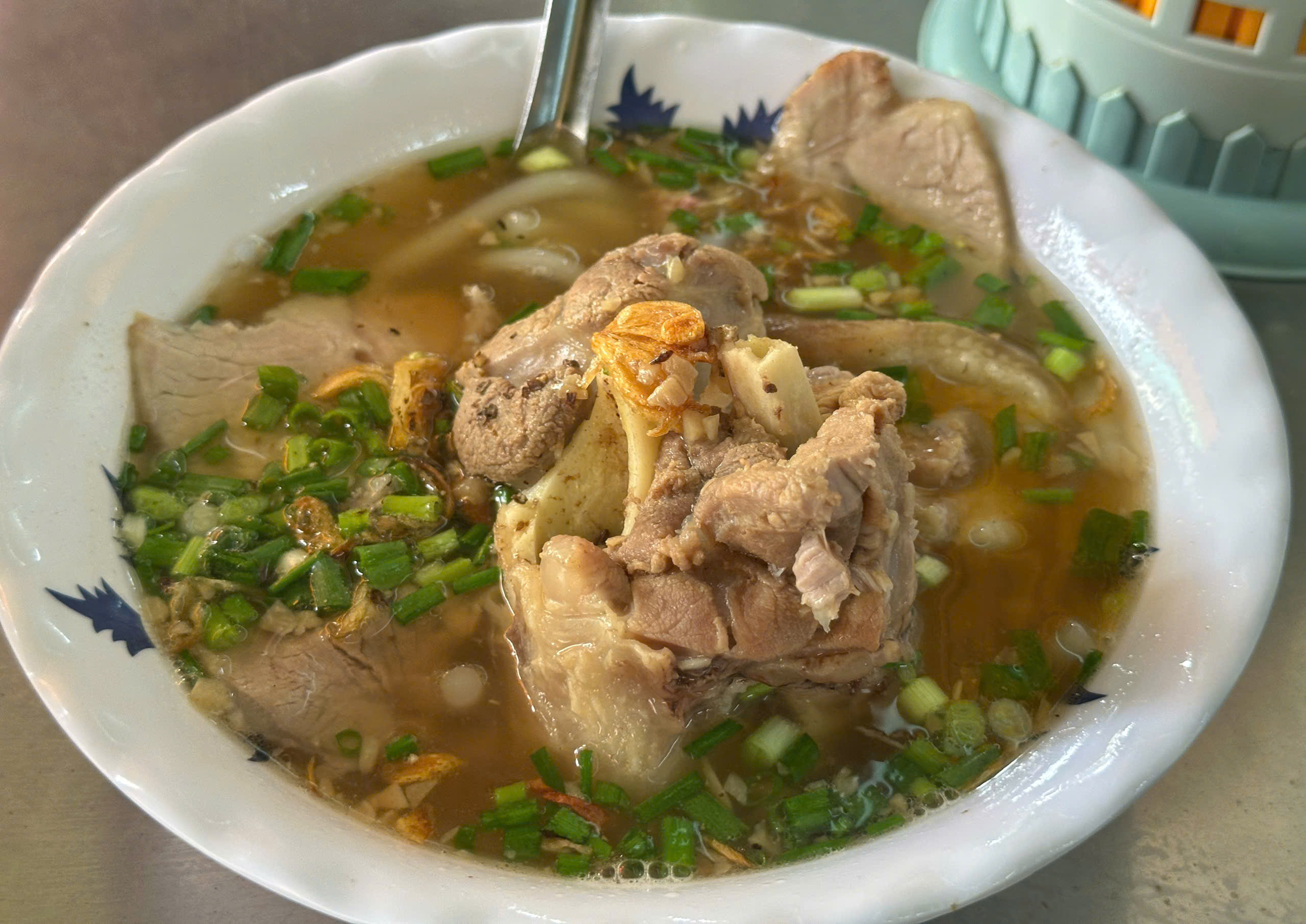Bánh canh nửa thế kỷ của 3 chị em ở TP.HCM: Khách sốc vì… 'giò heo siêu to'- Ảnh 6. Bánh canh nửa thế kỷ của 3 chị em ở TP.HCM: Khách sốc vì… 'giò heo siêu to'- Ảnh 6.