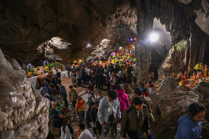 Động Hương Tích trong ngày khai hội chùa Hương năm 2025. Ảnh: Giang Huy