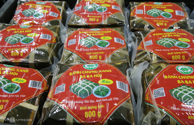Bánh nặng 0,8 kg được hút chân không, bán giá 80.000 đồng cái. Ảnh: Đắc Thành