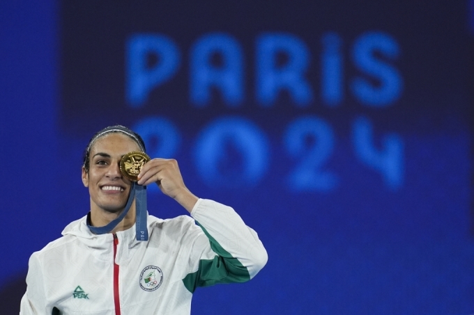 Võ sĩ Algeria Imane Khelif tạo dáng với tấm HC vàng quyền Anh nữ hạng 66kg Olympic Paris 2024 trong lễ trao giải ngày 9/8. Ảnh: AP