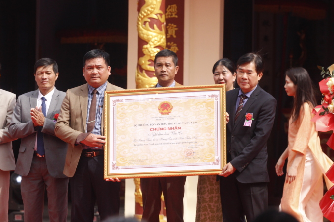 Người dân làng Vân Cù nhận chứng nhận làng nghề trở thành di sản phi vật thể quốc gia. Ảnh: Võ Thạnh