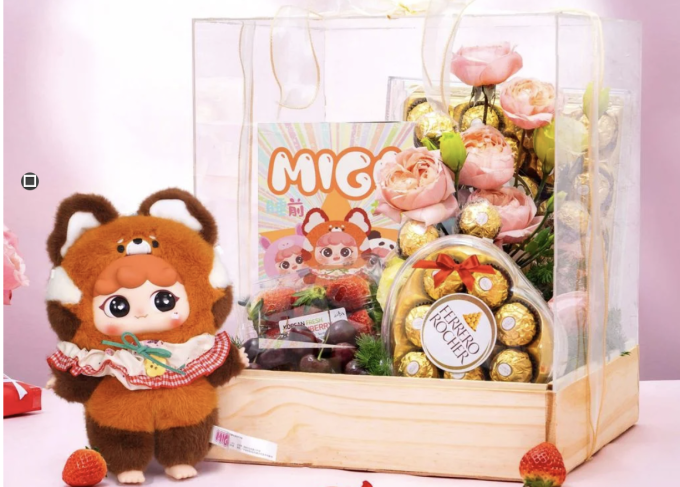 Hộp quà Baby Three kèm socola, trái cây và hoa có giá gần 2,9 triệu đồng tại cửa hàng ở quận 1 (TP HCM). Ảnh: Farmers Market