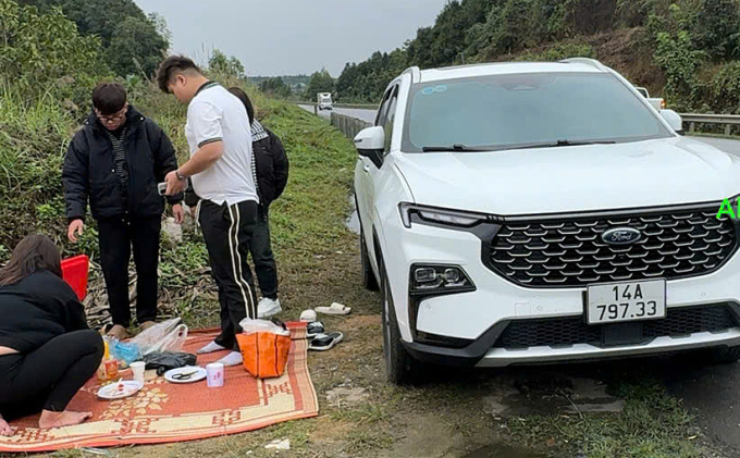 Nhóm người dừng xe ăn cơm trên cao tốc. Ảnh: Cục CSGT cung cấp