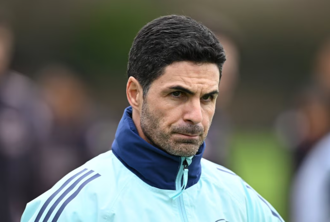 HLV Mikel Arteta trong buổi tập của Arsenal tại trung tâm huấn luyện Sobha Realty ngày 4/2. Ảnh: Arsenal FC