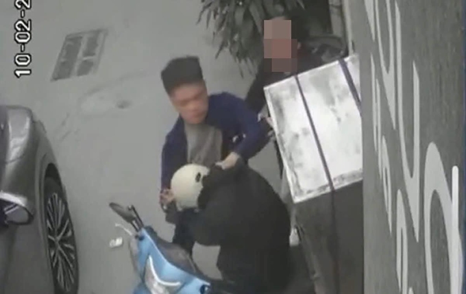 Cảnh nam shipper bị hành hung được camera an ninh ghi lại.