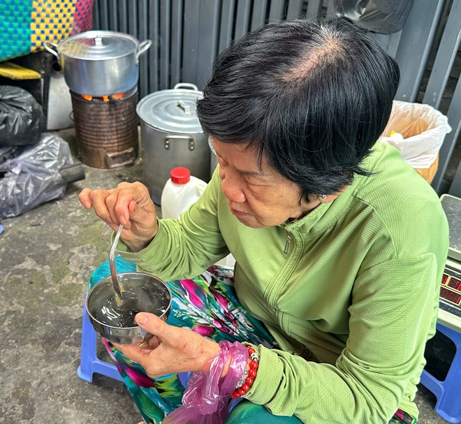 Quán… chè 'phân gà' ở TP.HCM: Chỉ bán 2 ngày/tháng nhưng khách luôn chật kín- Ảnh 6. Quán… chè 'phân gà' ở TP.HCM: Chỉ bán 2 ngày/tháng nhưng khách luôn chật kín- Ảnh 6.