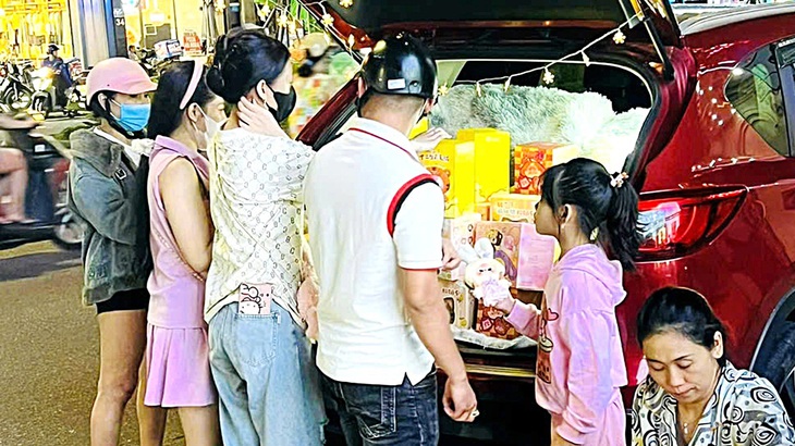 Chi tiền triệu 'đập hộp mù' - Ảnh 1.