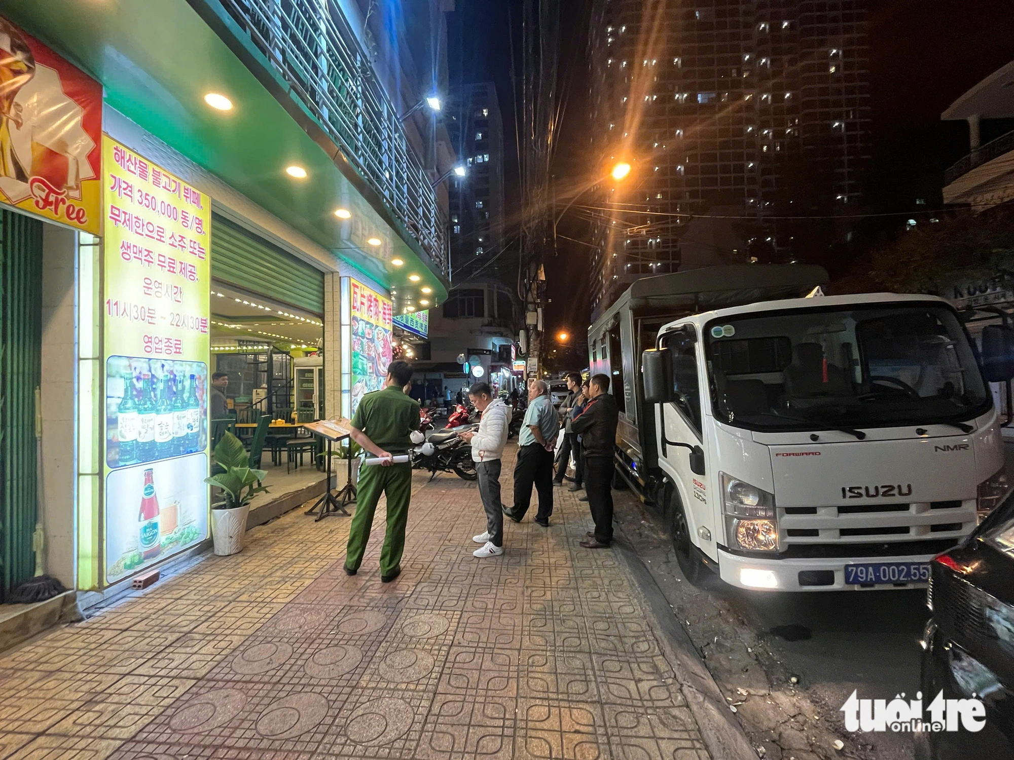 Đoàn kiểm tra làm việc quán ăn ở Nha Trang bị tố ‘chặt chém' - Ảnh 2. Đoàn kiểm tra làm việc quán ăn ở Nha Trang bị tố ‘chặt chém' - Ảnh 3.