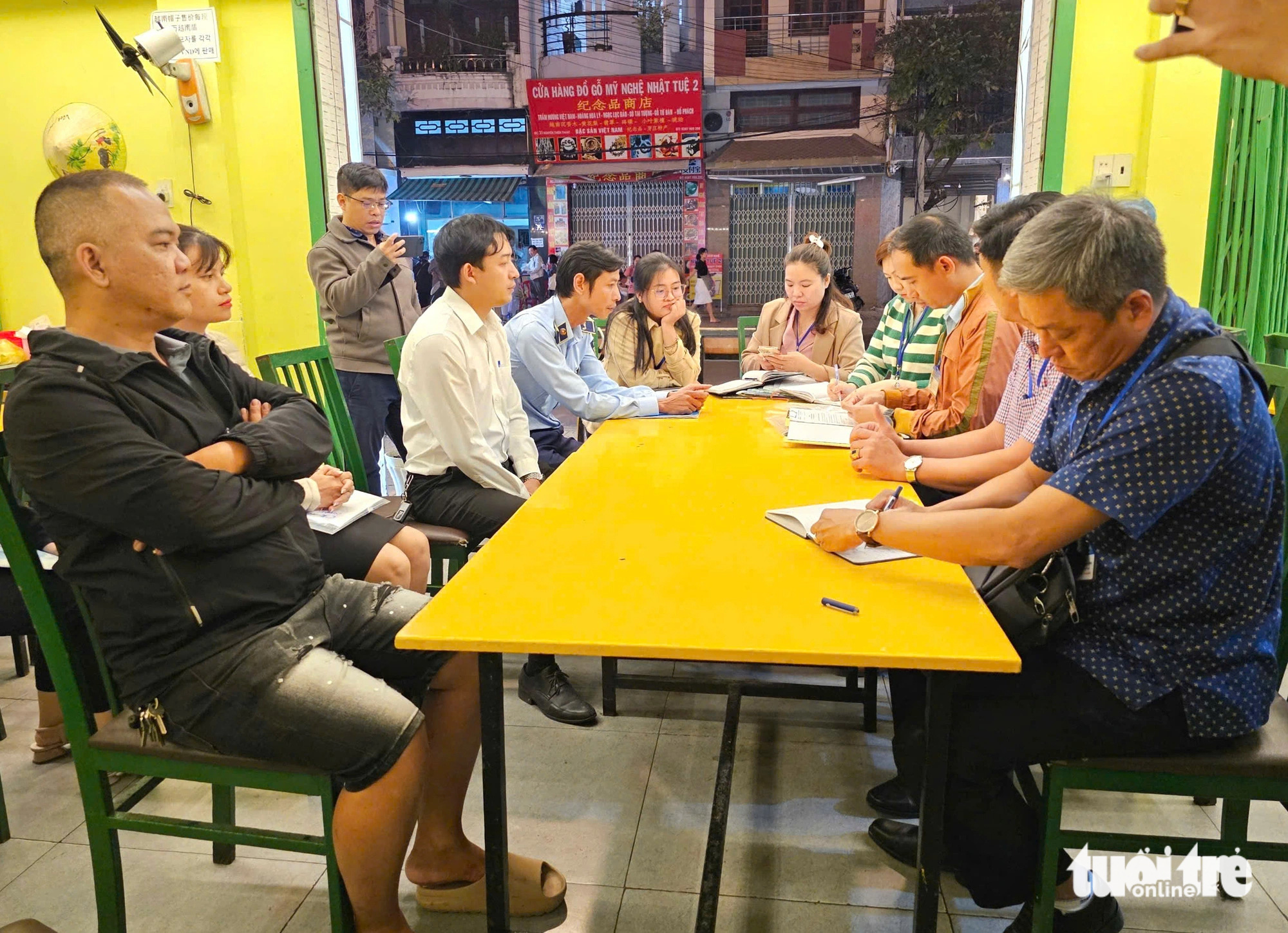 Đoàn kiểm tra làm việc quán ăn ở Nha Trang bị tố ‘chặt chém' - Ảnh 1. Đoàn kiểm tra làm việc quán ăn ở Nha Trang bị tố ‘chặt chém' - Ảnh 1.