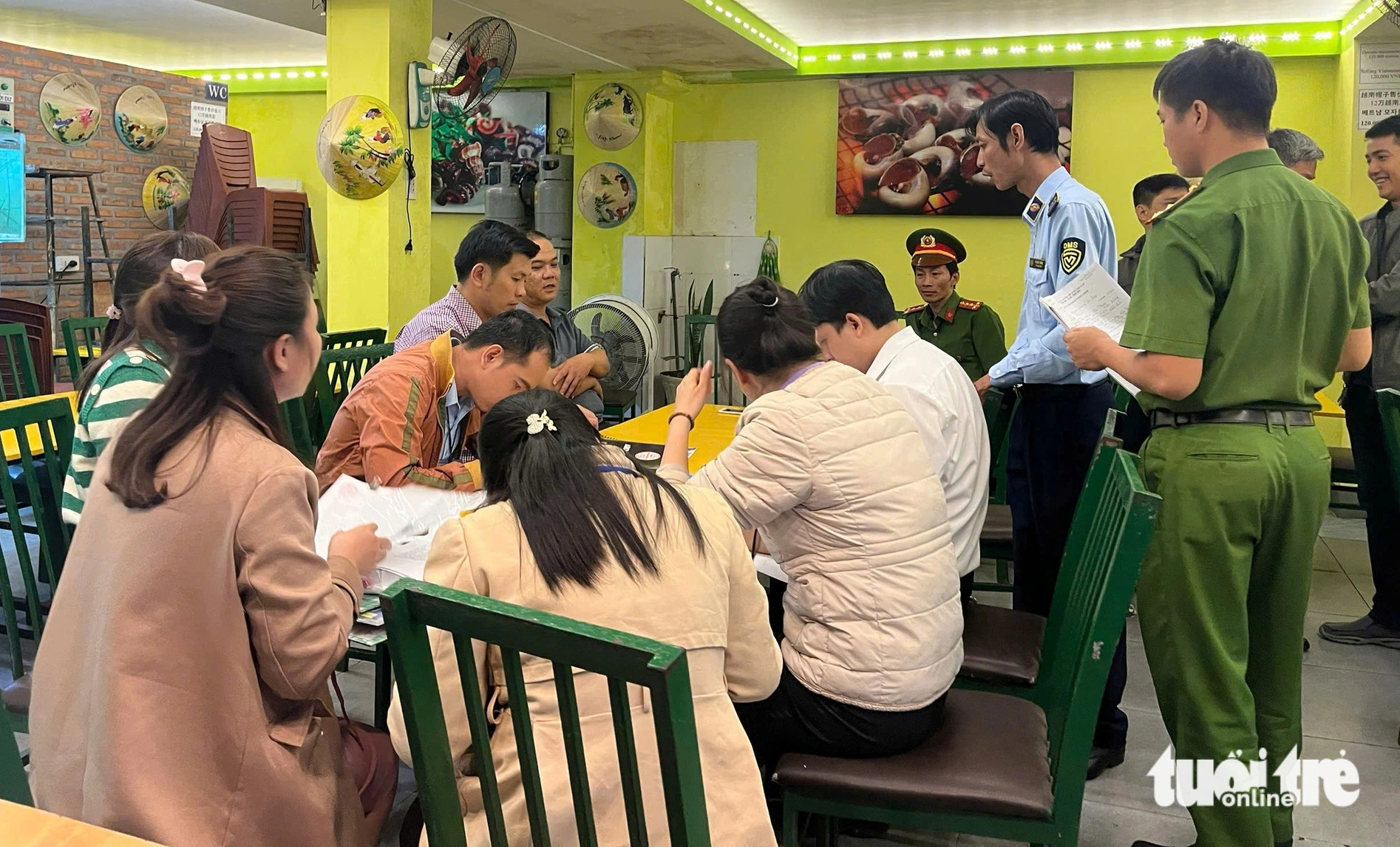 Đoàn kiểm tra làm việc quán ăn ở Nha Trang bị tố ‘chặt chém' - Ảnh 1. Đoàn kiểm tra làm việc quán ăn ở Nha Trang bị tố ‘chặt chém' - Ảnh 2.