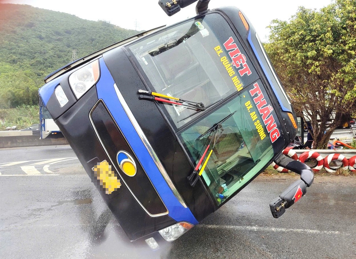 Xe khách lật ngang trên quốc lộ 1 ở Khánh Hòa sau khi va chạm với ô tô - Ảnh 1. Xe khách lật ngang chỏng vó trên quốc lộ 1 ở Khánh Hòa sau khi va chạm ô tô con - Ảnh 1.