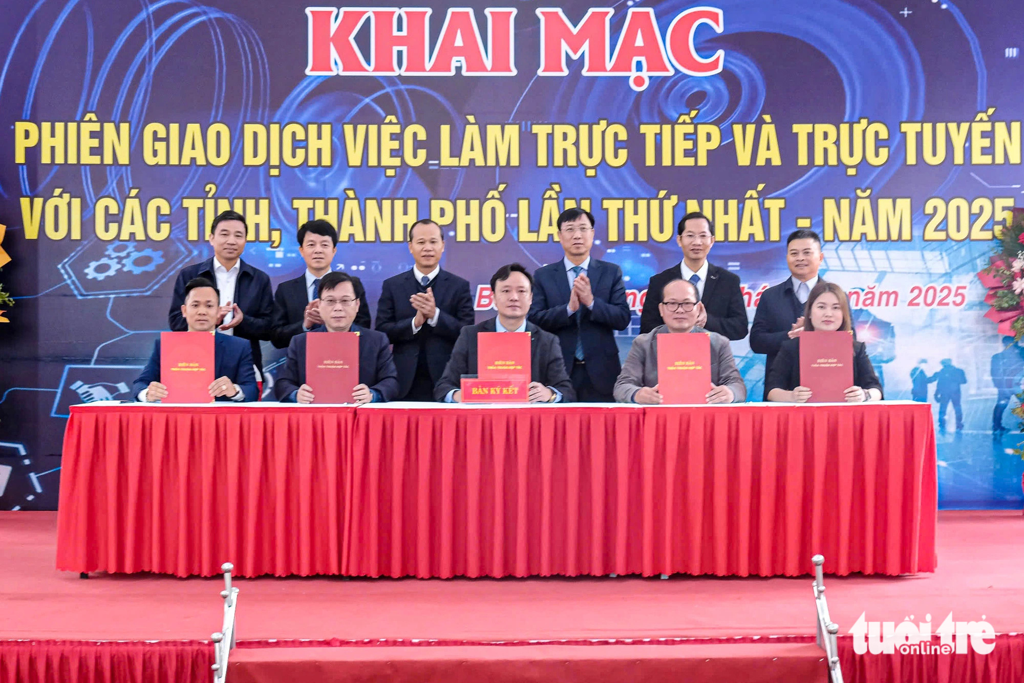 Vì sao Foxconn, Luxshare 'săn' hàng chục nghìn lao động mới? - Ảnh 3. Vì sao Foxconn, Luxshare 'săn' hàng chục nghìn lao động mới? - Ảnh 3.