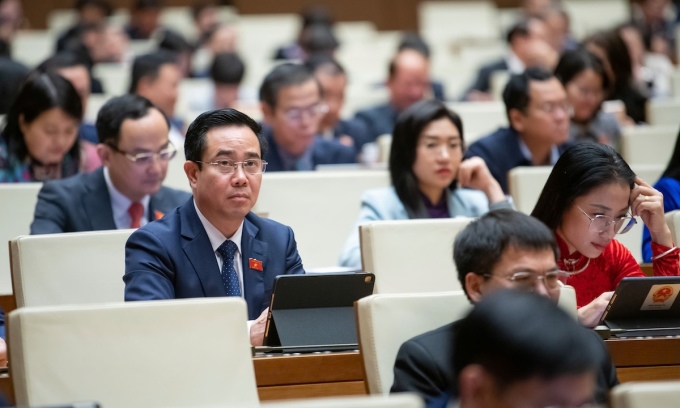 Các đại biểu Quốc hội quyết nghị việc điều chỉnh kế hoạch phát triển kinh tế xã hội 2025, sáng 19/2. Ảnh: Trung tâm báo chí Quốc hội
