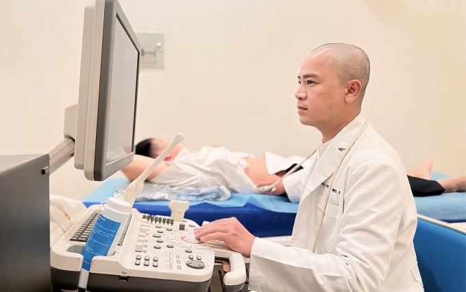 Bác sĩ Duy thăm khám bệnh nhân. Ảnh: Lâm Anh