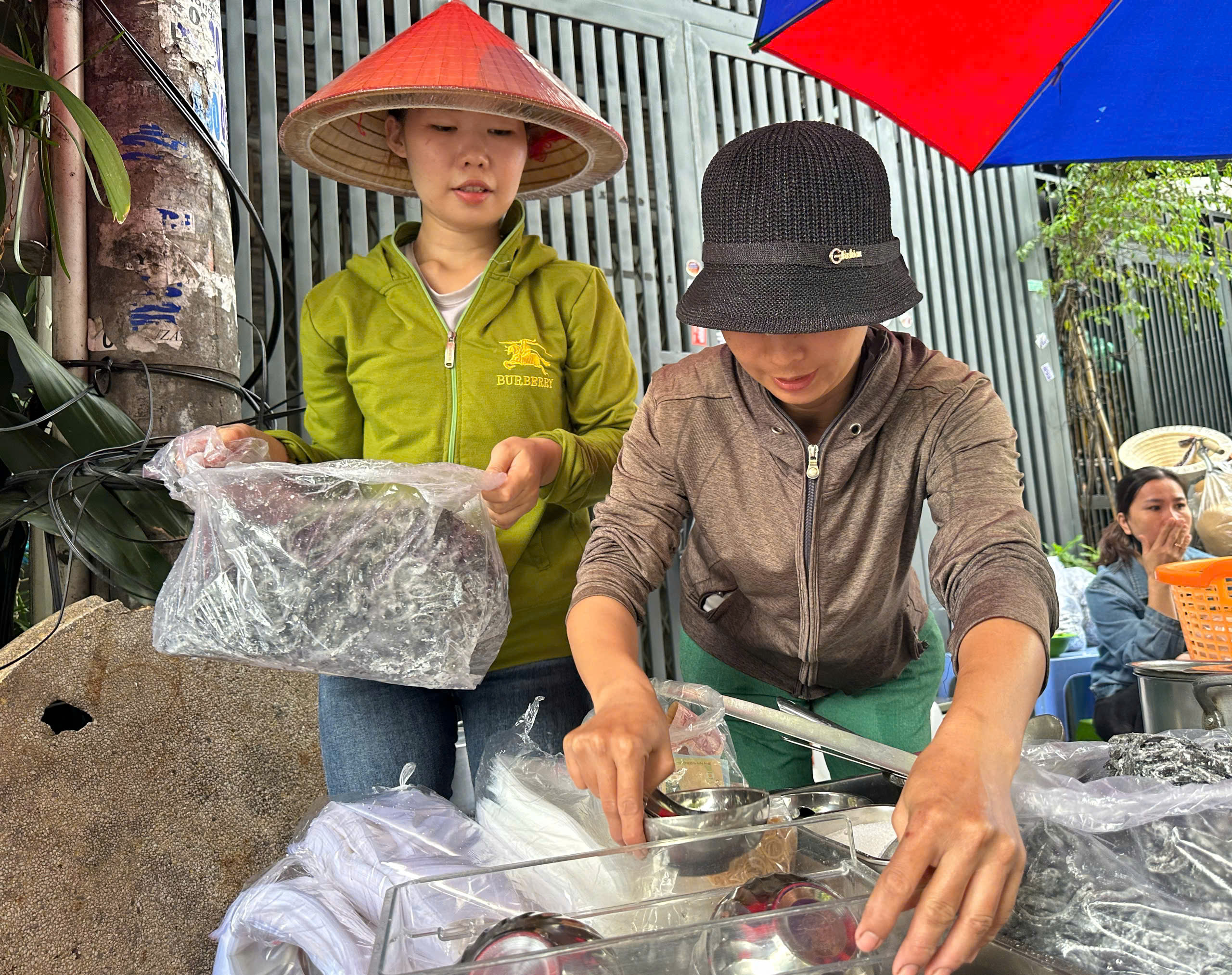 Quán… chè 'phân gà' ở TP.HCM: Chỉ bán 2 ngày/tháng nhưng khách luôn chật kín- Ảnh 8. Quán… chè 'phân gà' ở TP.HCM: Chỉ bán 2 ngày/tháng nhưng khách luôn chật kín- Ảnh 8.