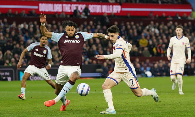 Chelsea (phải) trong trận hòa Aston Villa. Ảnh: PA