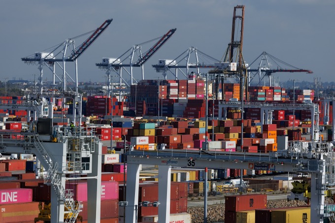 Các container của China Shipping (North America) Holding Company tại cảng Los Angeles. Ảnh: Reuters